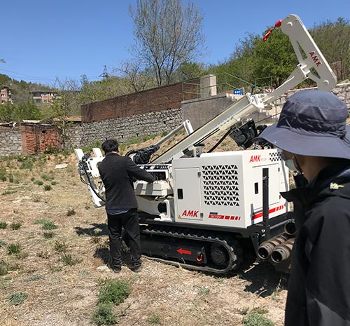 TEC液壓直推鉆機在場地中行進.jpg