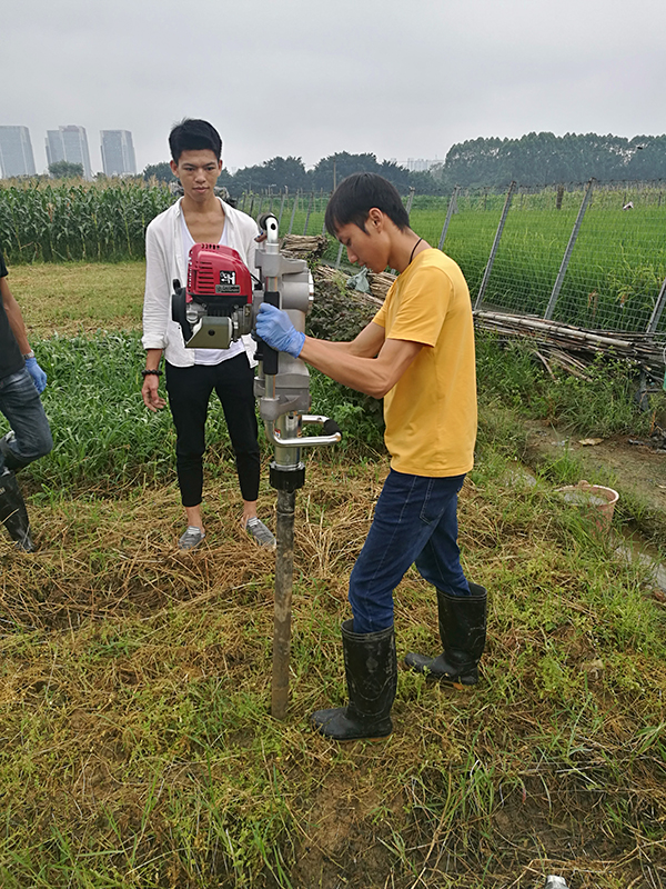 犀牛取土鉆機(jī).jpg